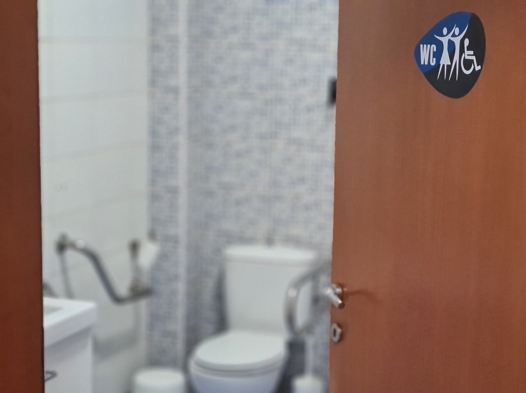 Προσβάσιμη τουαλέτα για άτομα με κινητικές ιδιαιτερότητες
